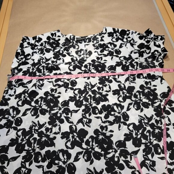 Lane Bryant Size 18/20 White with Black Floral Pattern V Neck Blouse - Picture 7 of 12